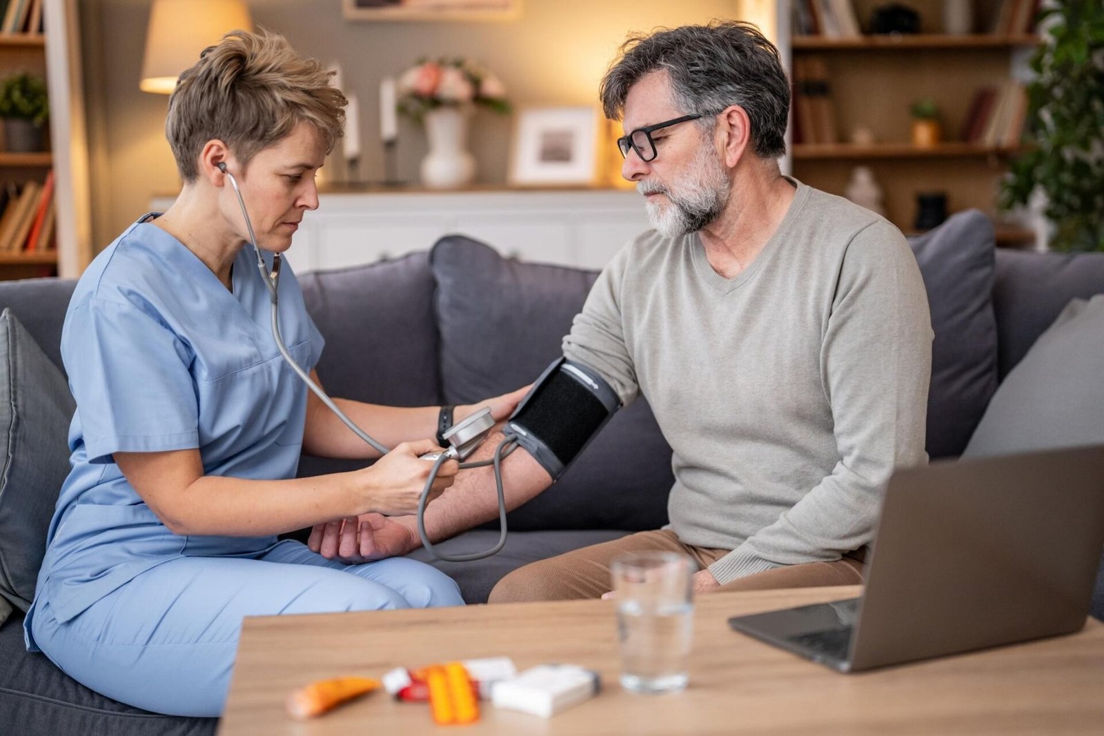 Healthcare professional providing follow-up medical care to a patient at home, illustrating Saudi Arabia's home healthcare insurance benefits.
